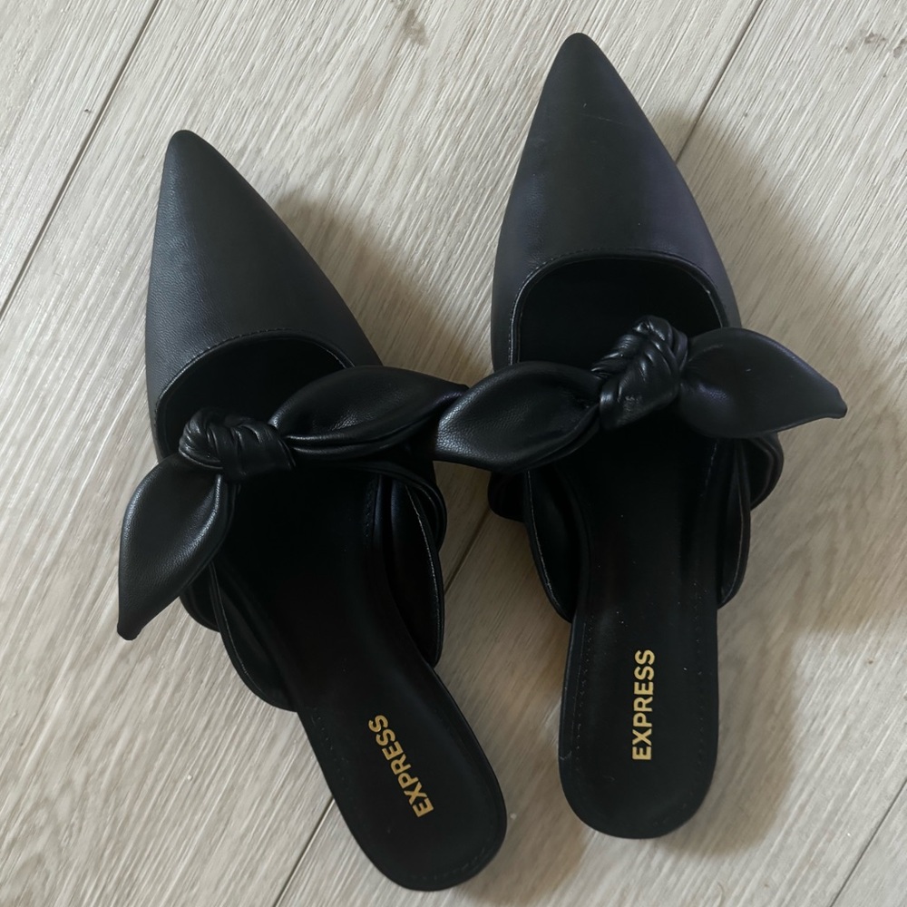 ~NEVER WORN~Black, faux, pointed-flats with large bow detail.